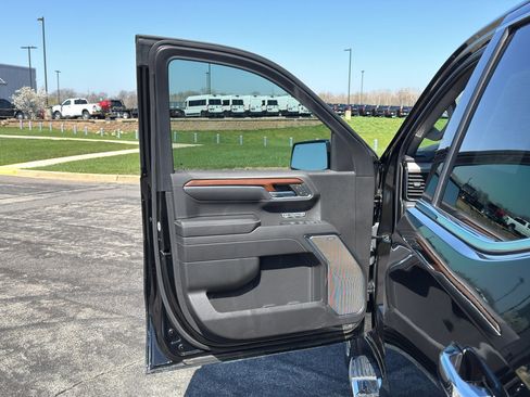 Used 2023 GMC Sierra 1500 Denali w/ Technology Package AWD/4WD image 13