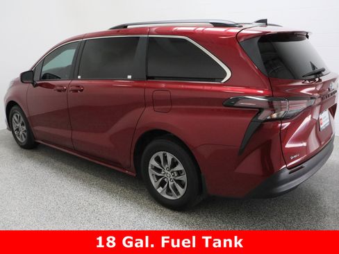 Certified 2025 Toyota Sienna LE image 9