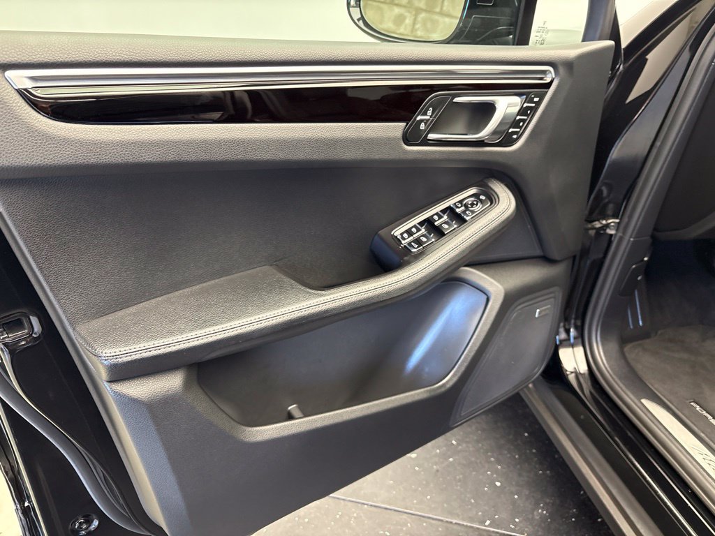 Certified 2023 Porsche Macan S AWD/4WD image 4