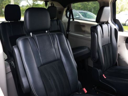 Used 2017 Dodge Grand Caravan SXT FWD image 14