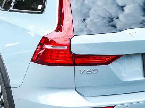 Used 2025 Volvo V60 B5 Cross Country Plus AWD/4WD image 9