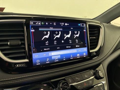 Used 2025 Chrysler Pacifica Limited image 26