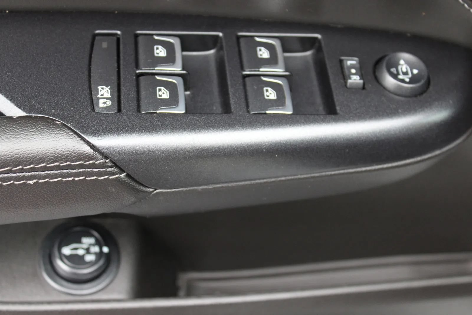 Used 2015 Cadillac SRX Performance w/ Driver Awareness Package FWD image 17