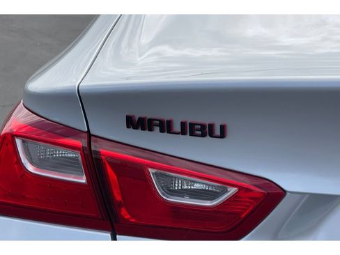Used 2018 Chevrolet Malibu LT w/ Redline Edition FWD image 17