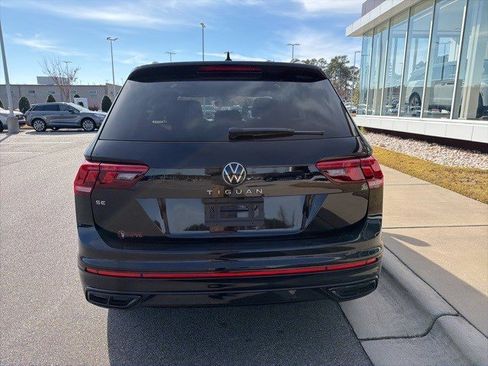 Used 2023 Volkswagen Tiguan SE R-Line image 4