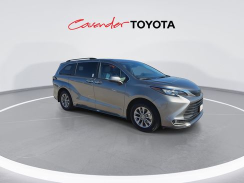 Certified 2026 Toyota Sienna XLE image 2
