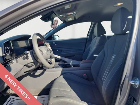 Used 2023 Hyundai Elantra SEL w/ Convenience Package image 9
