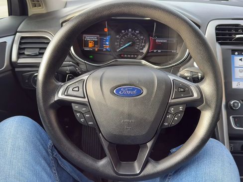 Used 2017 Ford Fusion SE w/ Fusion SE Technology Package image 10