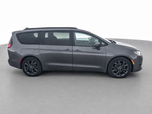 Used 2020 Chrysler Pacifica Touring-L Plus w/ S Appearance Package FWD image 4