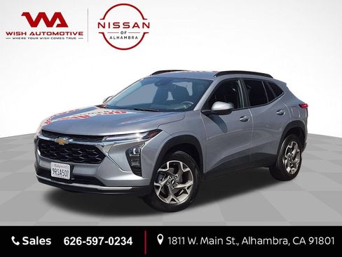 Used 2025 Chevrolet Trax LT FWD image 1