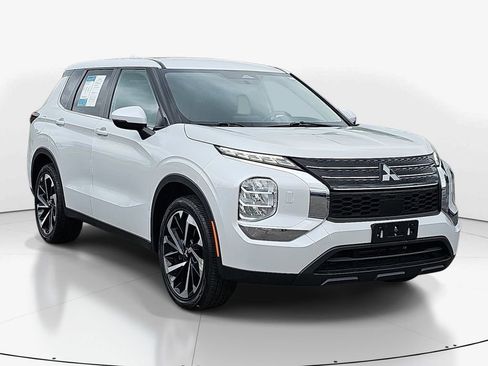 Used 2022 Mitsubishi Outlander ES AWD/4WD image 3