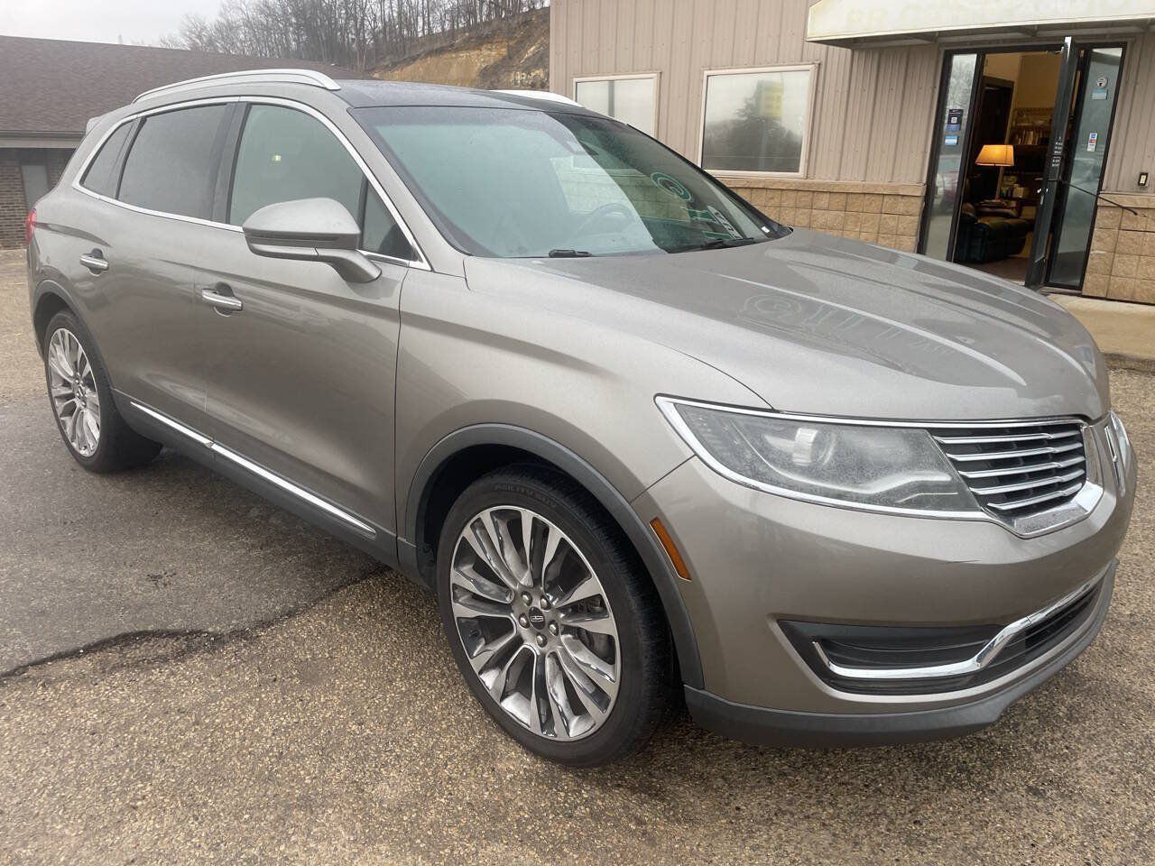Used 2016 Lincoln MKX Reserve w/ Climate Package FWD image 2