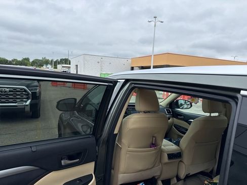 Used 2017 Toyota Highlander XLE w/ Carpet Mat Package AWD/4WD image 24