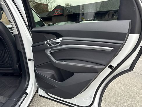 Used 2022 Audi e-tron Premium w/ Convenience Plus Package image 29
