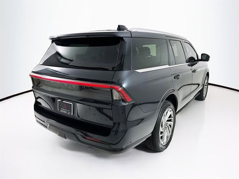 Used 2025 Lincoln Navigator Reserve image 8