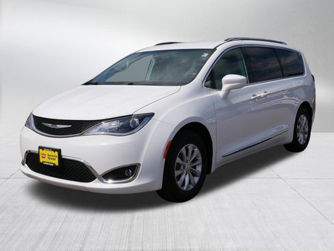 Used 2018 Chrysler Pacifica Touring-L Plus FWD image 3
