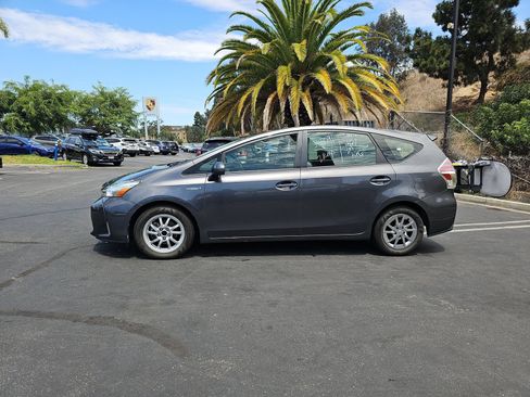 Used 2017 Toyota Prius V Four w/ Carpet Mat Package FWD image 4
