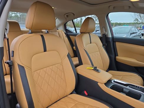 Used 2024 Nissan Sentra SV w/ SV Premium Package image 12