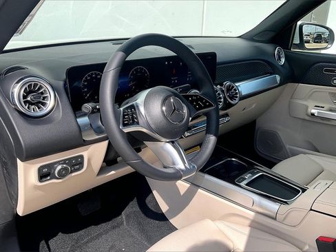 New 2025 Mercedes-Benz GLB 250 image 8
