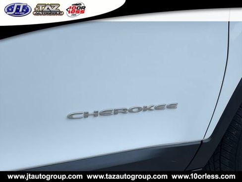 Used 2018 Jeep Cherokee Latitude FWD image 10