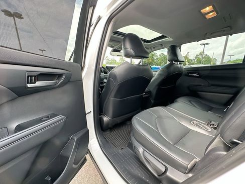 Used 2021 Toyota Highlander XLE FWD image 17