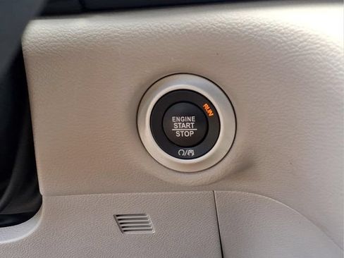 Used 2024 Chrysler Pacifica Touring-L FWD image 10
