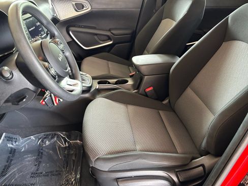 Used 2025 Kia Soul LX w/ LX Technology Package FWD image 24