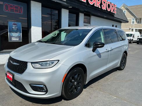 Used 2024 Chrysler Pacifica Touring-L FWD image 2