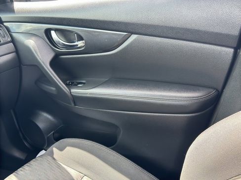 Used 2018 Nissan Rogue S image 24