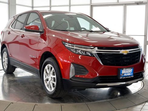 Used 2023 Chevrolet Equinox LT image 2