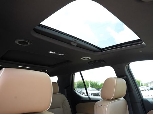 Used 2023 Chevrolet Traverse Premier FWD image 27