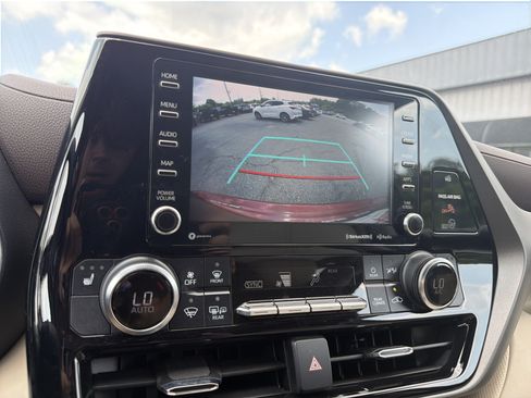Used 2022 Toyota Highlander XLE FWD image 26