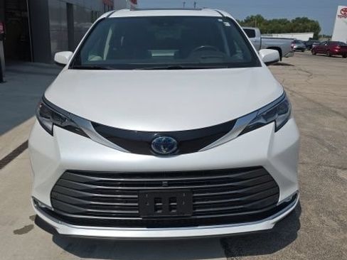 Used 2023 Toyota Sienna Platinum FWD image 3