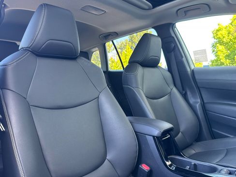 Used 2023 Toyota Corolla Cross XLE w/ Convenience Package FWD image 32