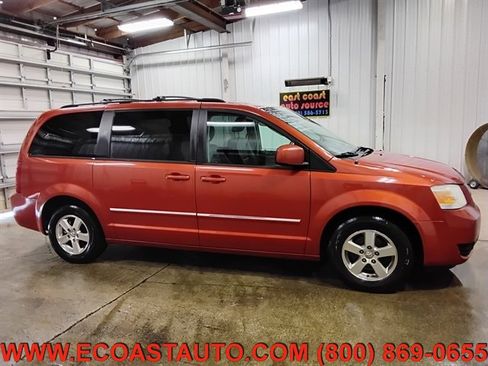 Used 2008 Dodge Grand Caravan SXT w/ Entertainment Group 2 FWD image 2