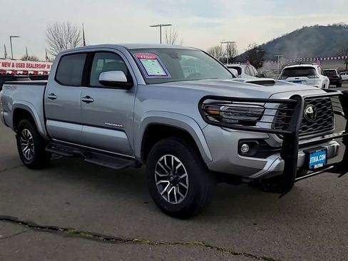 Used 2022 Toyota Tacoma TRD Sport image 2