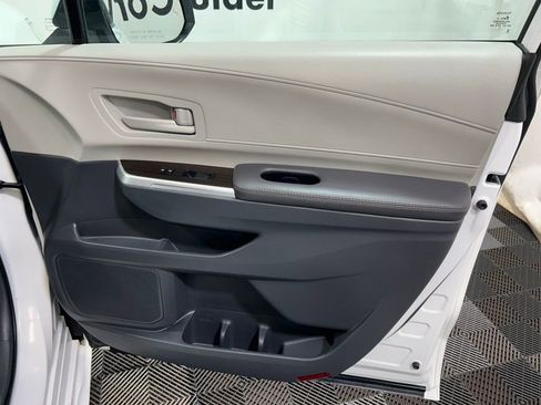 Used 2024 Toyota Sienna LE image 9