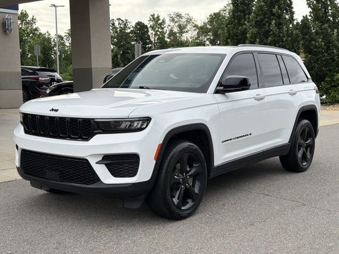 Used 2023 Jeep Grand Cherokee Altitude AWD/4WD image 7