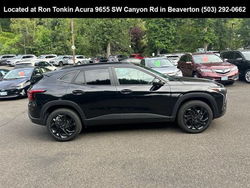 Used 2024 Chevrolet Trax RS w/ Sunroof Package FWD image 3