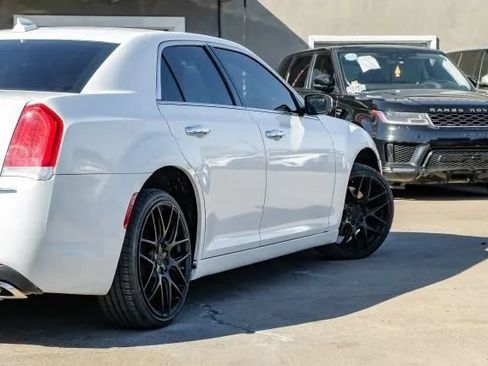 Used 2019 Chrysler 300 Limited RWD image 12