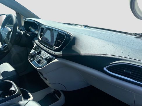 Used 2024 Chrysler Pacifica Limited FWD image 33