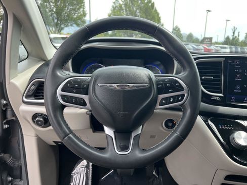 Used 2022 Chrysler Pacifica Touring-L FWD image 34