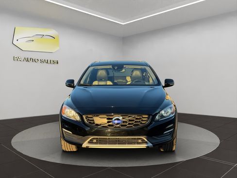 Used 2017 Volvo V60 T5 Cross Country w/ Convenience Package image 2