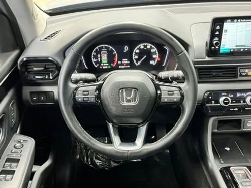 Used 2025 Honda Pilot Touring image 8