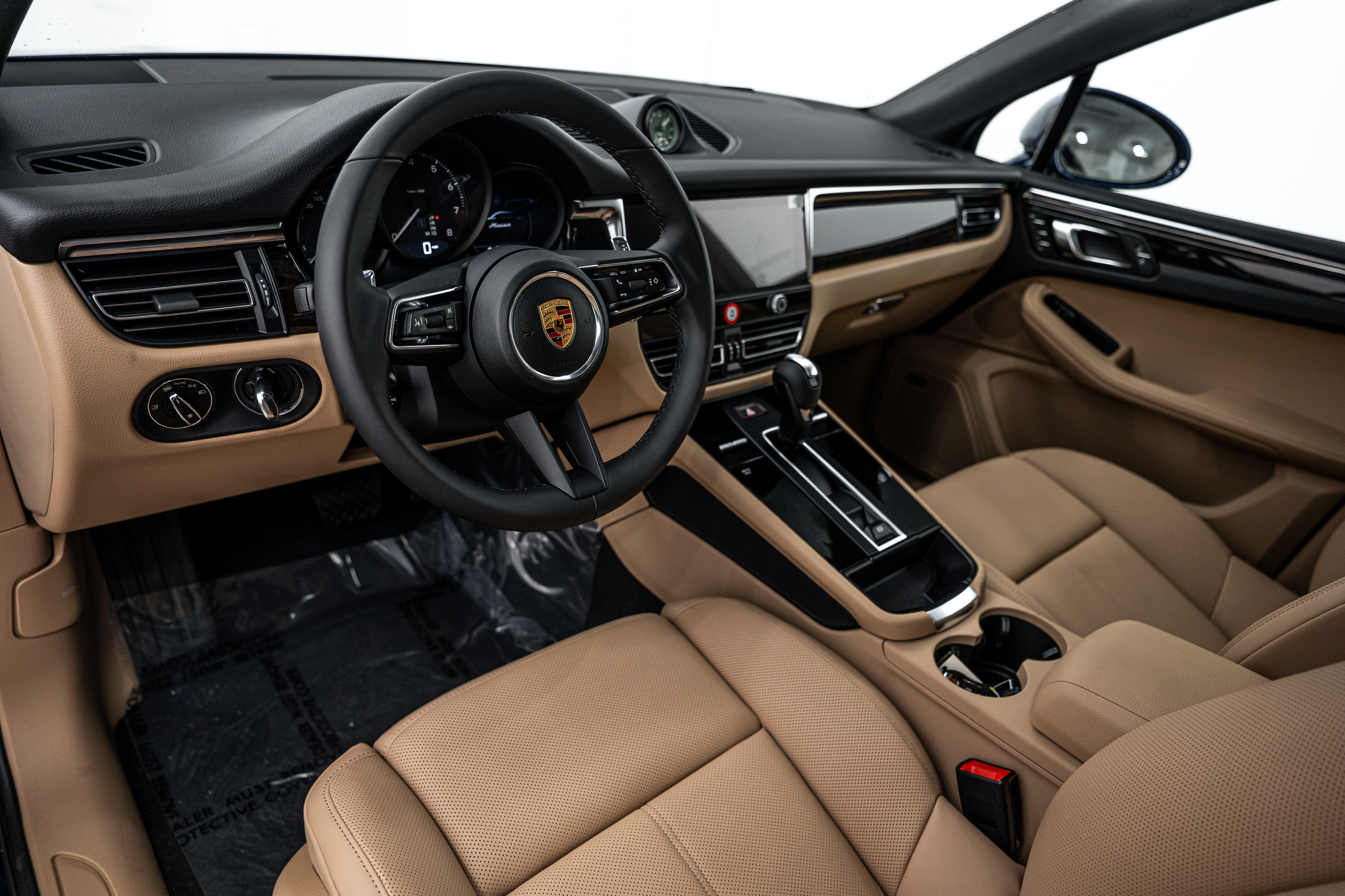 Certified 2026 Porsche Macan AWD/4WD image 4