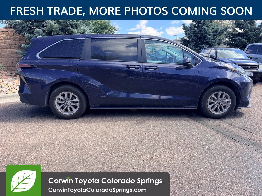 Used 2025 Toyota Sienna LE AWD/4WD image 9