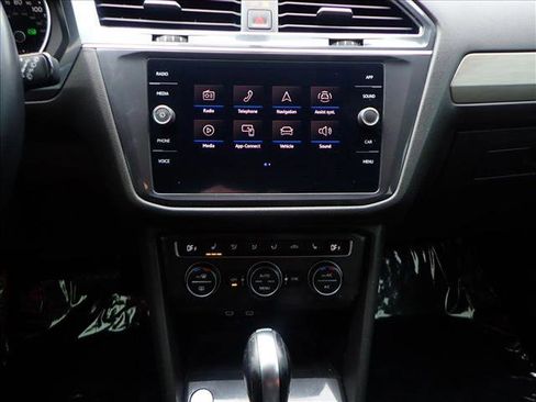 Used 2021 Volkswagen Tiguan SE image 16