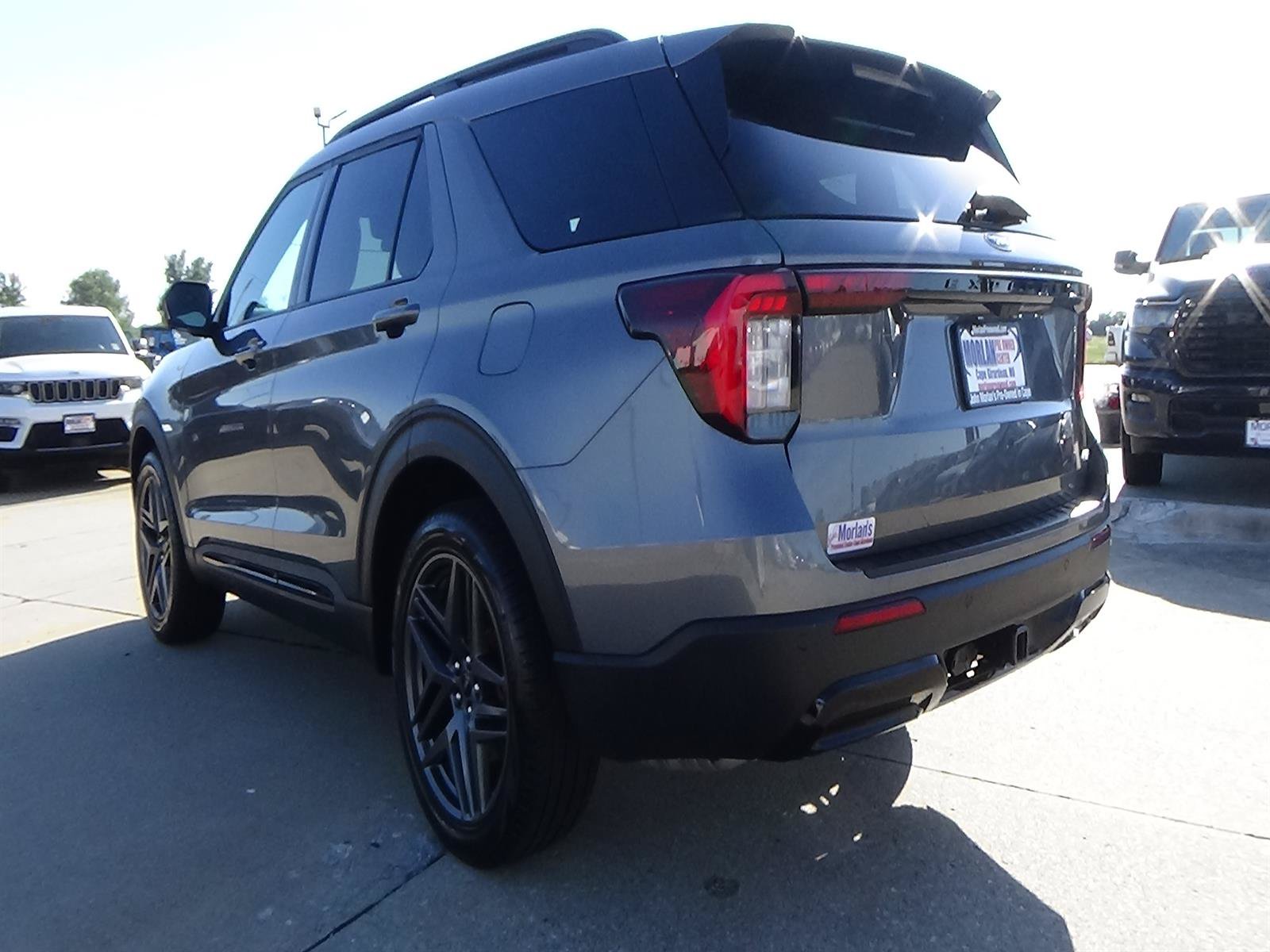 Used 2025 Ford Explorer ST-Line w/ ST-Line Street Pack AWD/4WD image 7