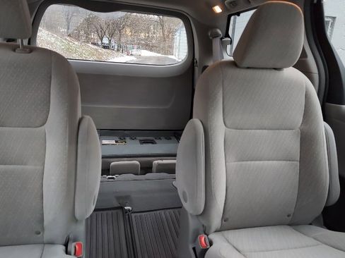 Used 2019 Toyota Sienna LE image 28