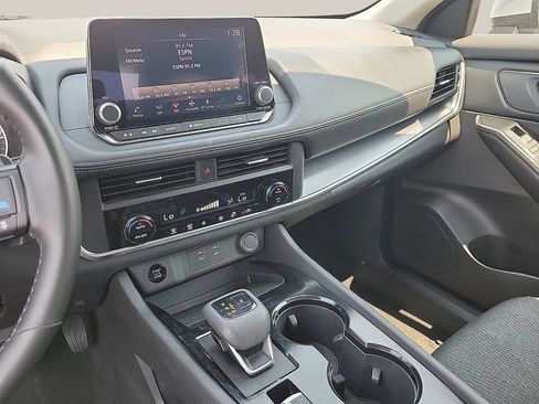 Used 2025 Nissan Rogue SV FWD image 20